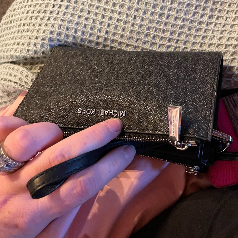 Michael Kors wallet/wristlet in great condition